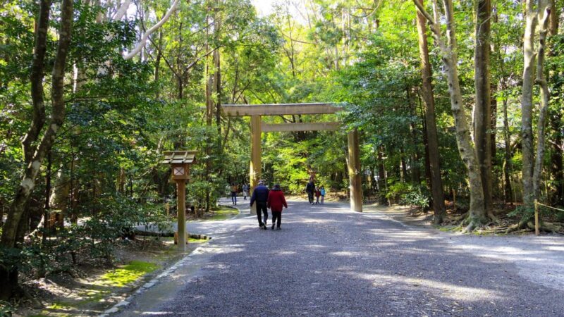 北御門口から南へ下る道。緑に包まれている