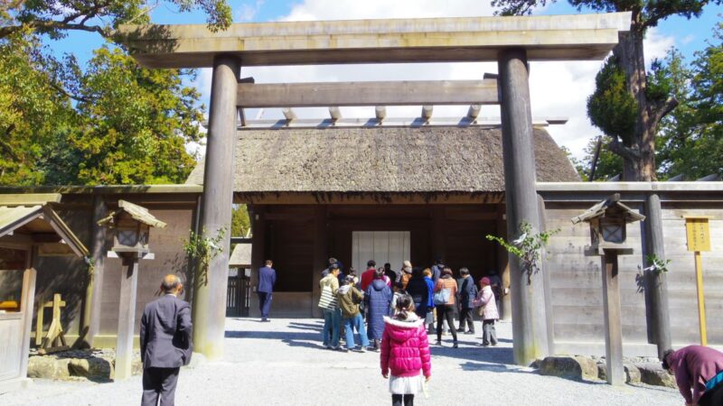 小宮(しょうぐう)。娘が鳥居の前に立っている