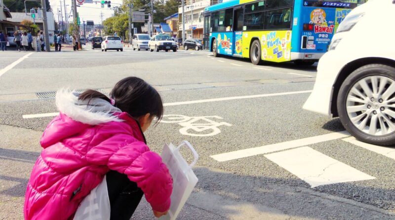 道路でへたり込む娘
